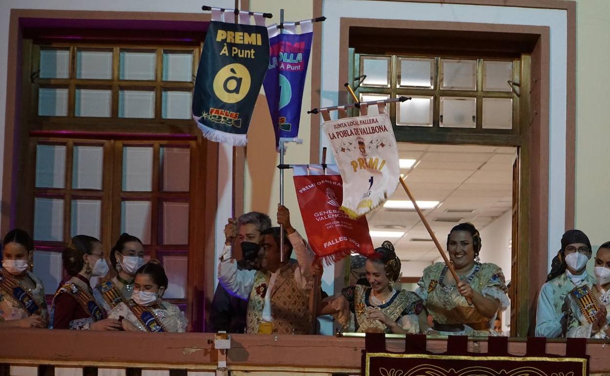 Los componentes de la comisión vencedora celebran el triunfo. 