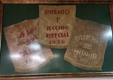 Imagen secundaria 1 - Estandartes, fotos de la falla ganadora de Visitación y boceto. 