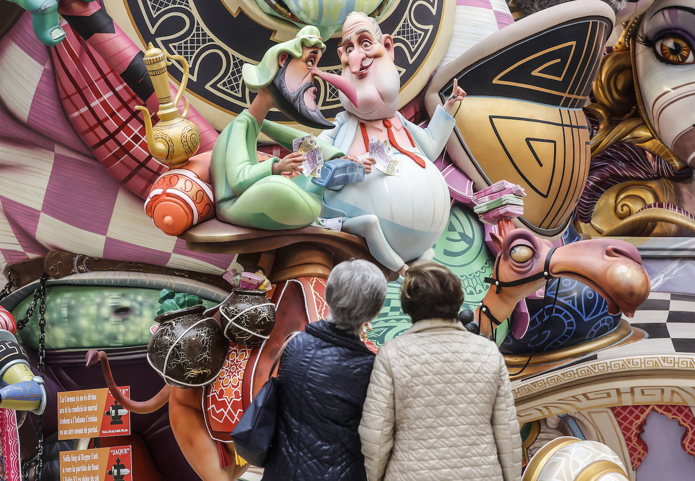 La falla de la plaza del Pilar simboliza a las nuevas tecnologías, la clase política o las farmacéuticas mediante las figuras de la reina o el alfil. El lema de este año es directo: 'Jaque'