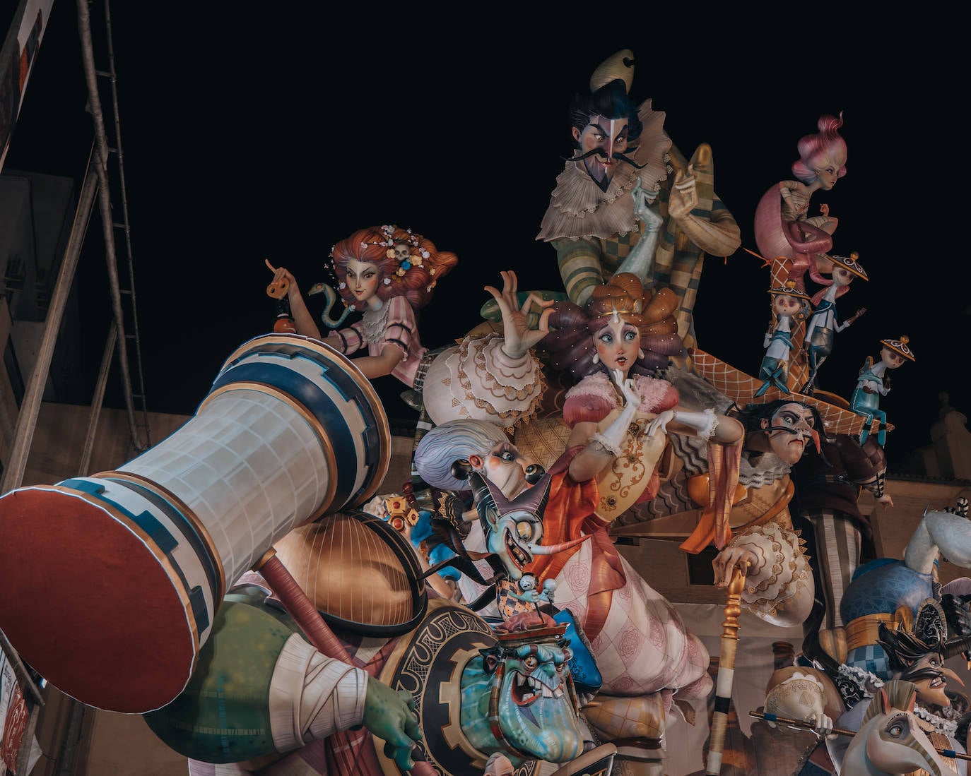 La falla de la plaza del Pilar simboliza a las nuevas tecnologías, la clase política o las farmacéuticas mediante las figuras de la reina o el alfil. El lema de este año es directo: 'Jaque'