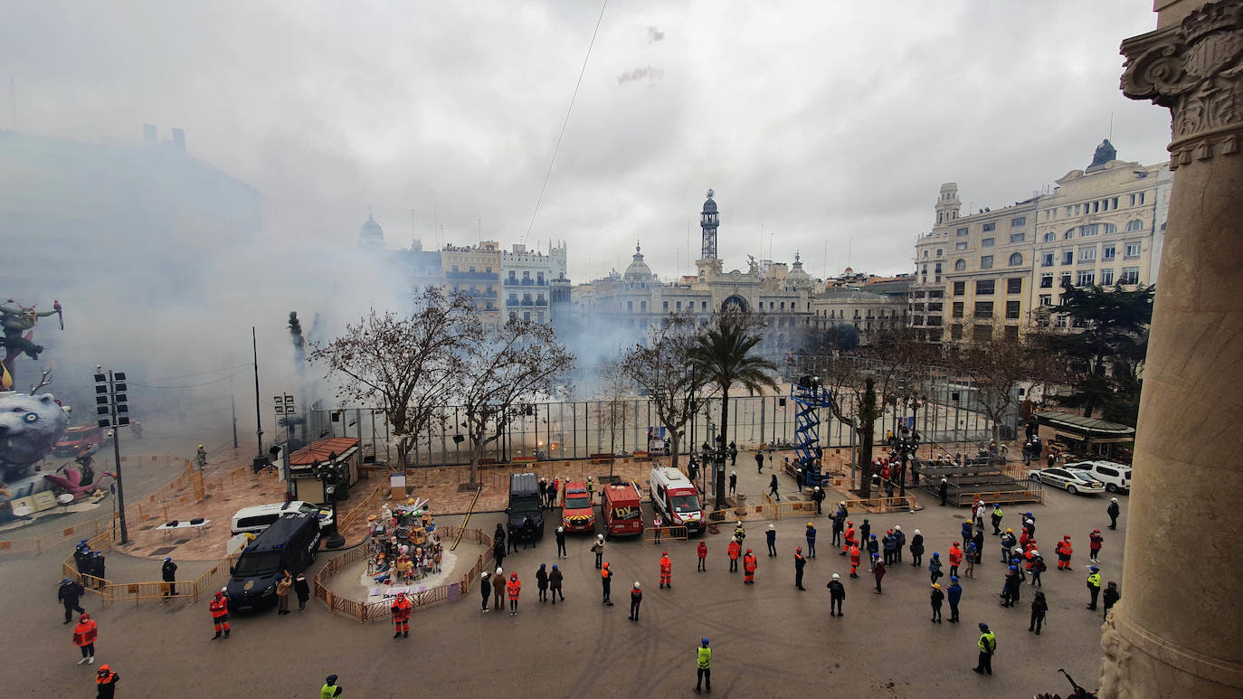 Pirotecnia Turís ha disparado la mascletà del 16 de marzo de 2022 pese a la amenaza de lluvia y al aviso amarillo por viento en uno de los días grandes de las Fallas de Valencia