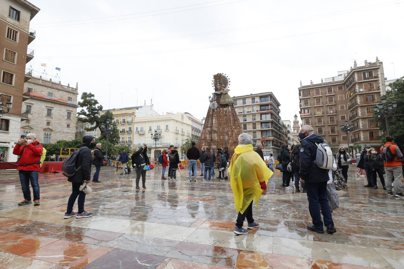 LLuvia en la plaza del ayuntamiento 