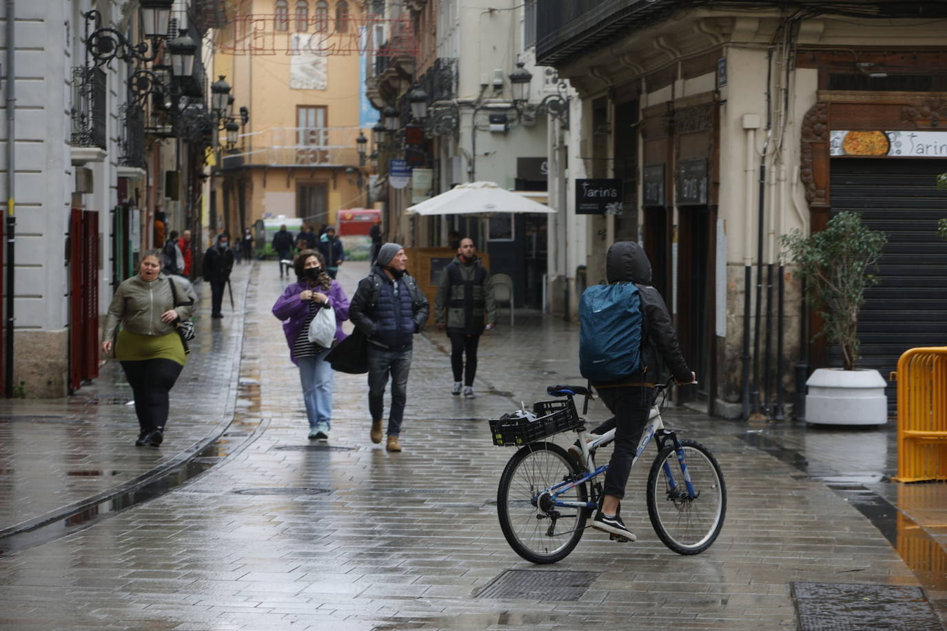 LLuvia en la plaza del ayuntamiento 