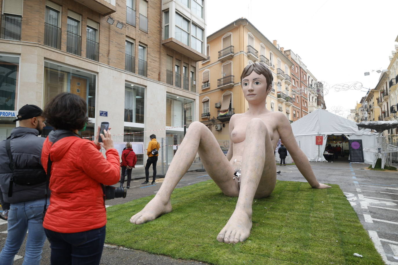 El monumento, de la artista Anna Ruiz, llama especialmente la atención por lo atrevido de su propuesta