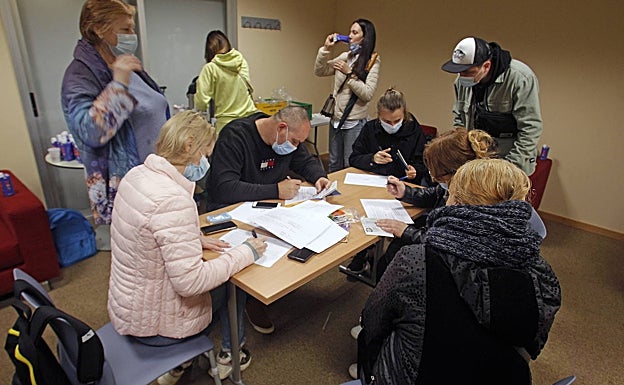 Ciudadanos de Ucrania son atendidos en la Oficina de Documentación que la Policía Nacional ha instalado en dependencias de Ciudad de la Luz. 