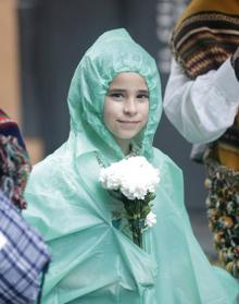 Imagen secundaria 2 - Ofrenda Fallas 2022 | Ofrenda: el fervor a la Virgen puede con la lluvia