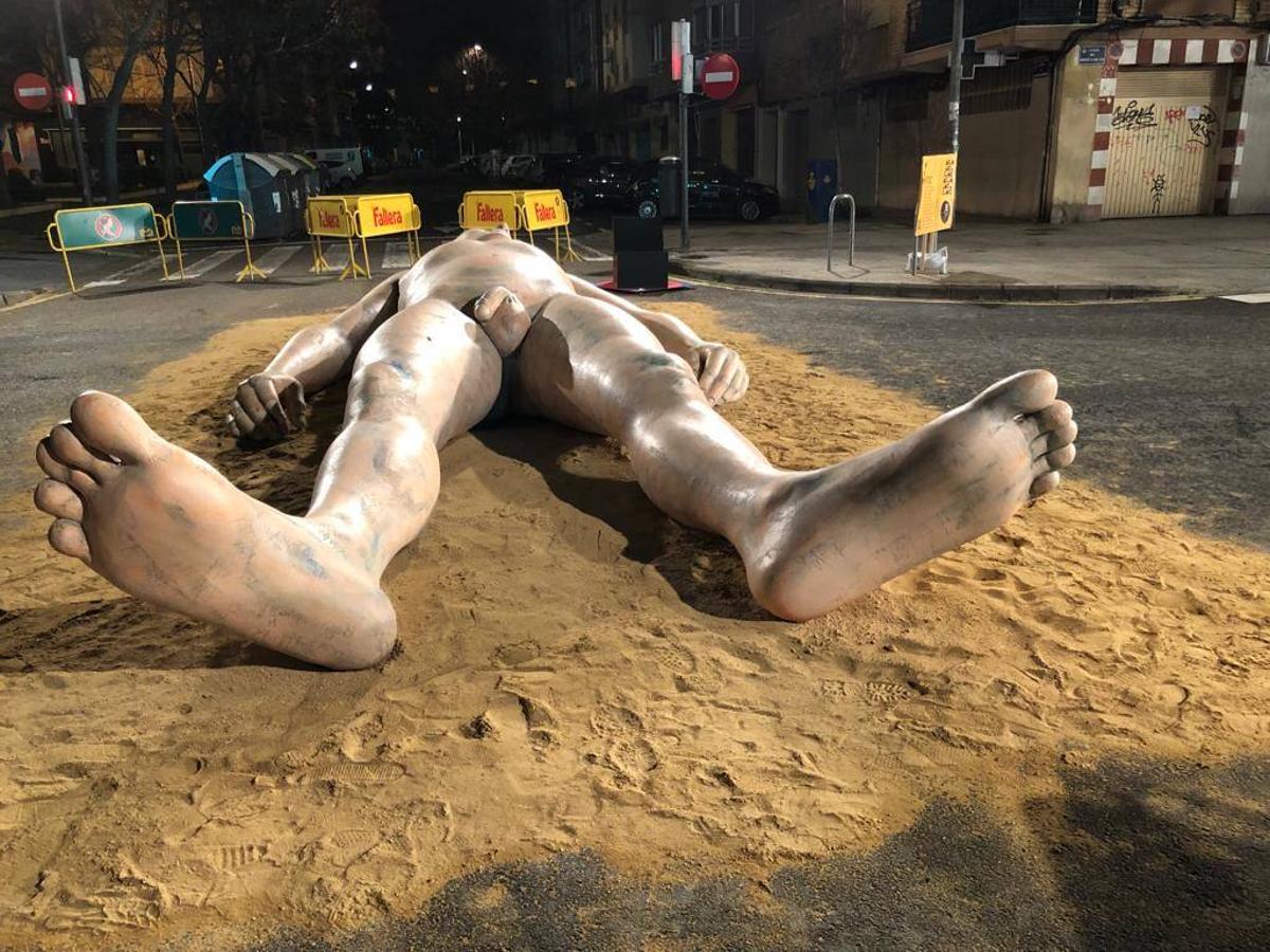 El monumento 'Jo visc', también de la artista Anna Ruiz para la falla Castielfabib de Valencia. 