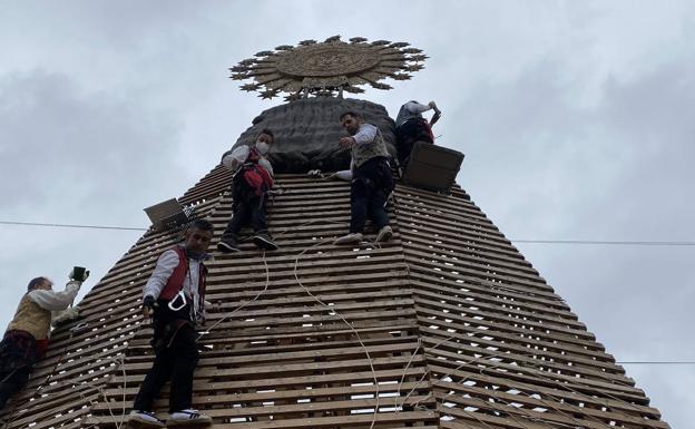 Los vestidores, con arnés para hacer el manto de la Virgen