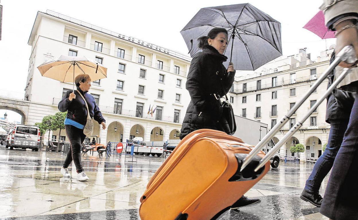 En la capital no ha dejado de llover en toda la mañana. 