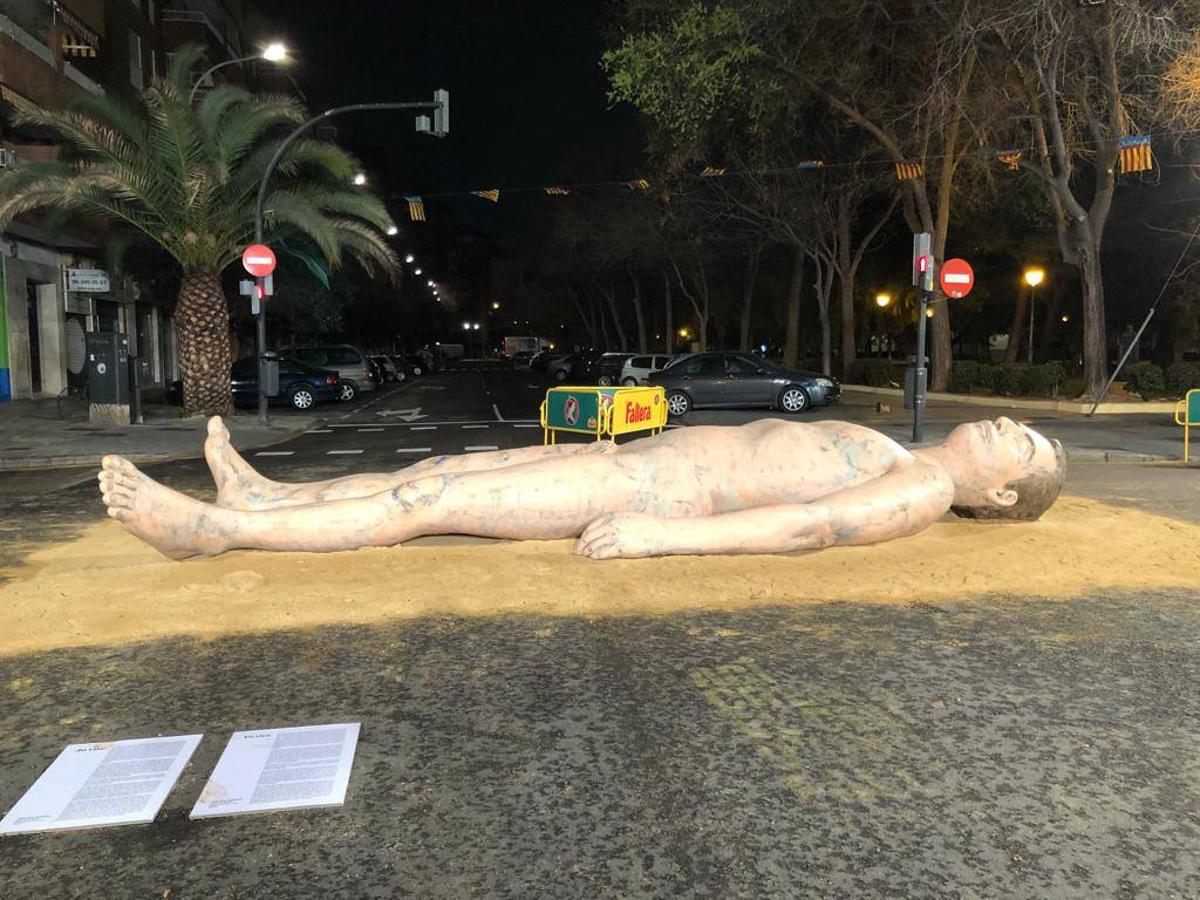 El monumento 'Jo visc', también de la artista Anna Ruiz para la falla Castielfabib de Valencia. 