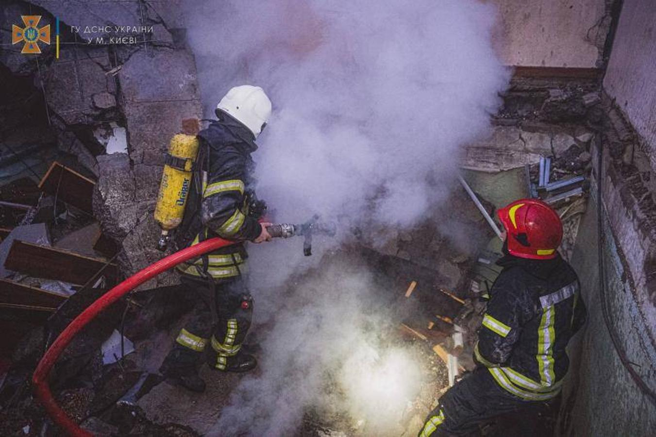 Bomberos trabajan en el edifcio que ha sido alcanzado por un misil ruso.