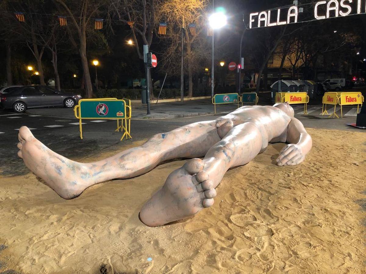 El monumento 'Jo visc', también de la artista Anna Ruiz para la falla Castielfabib de Valencia. 