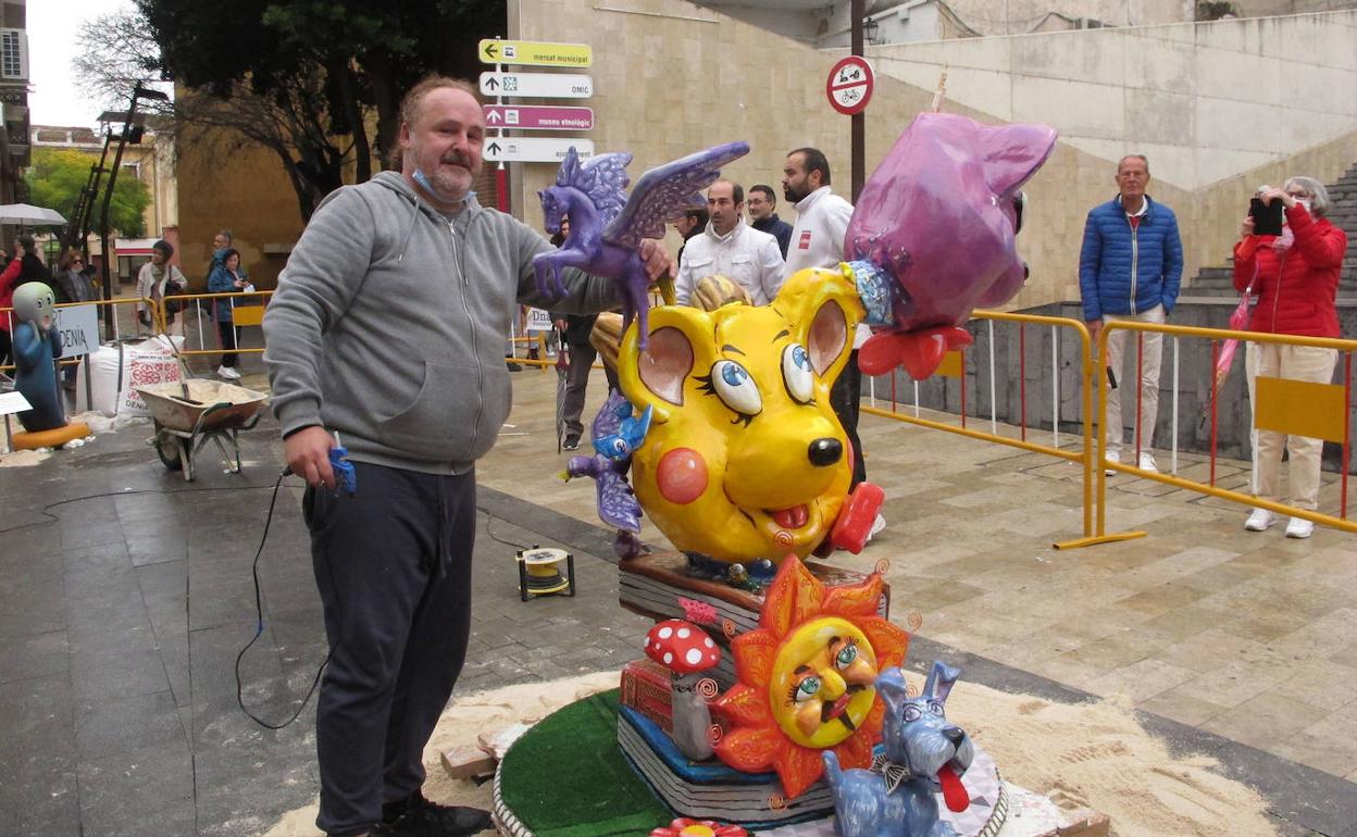 Carlos Martínez, montando la falla infantil que ha regalado a la JLF de Dénia. 