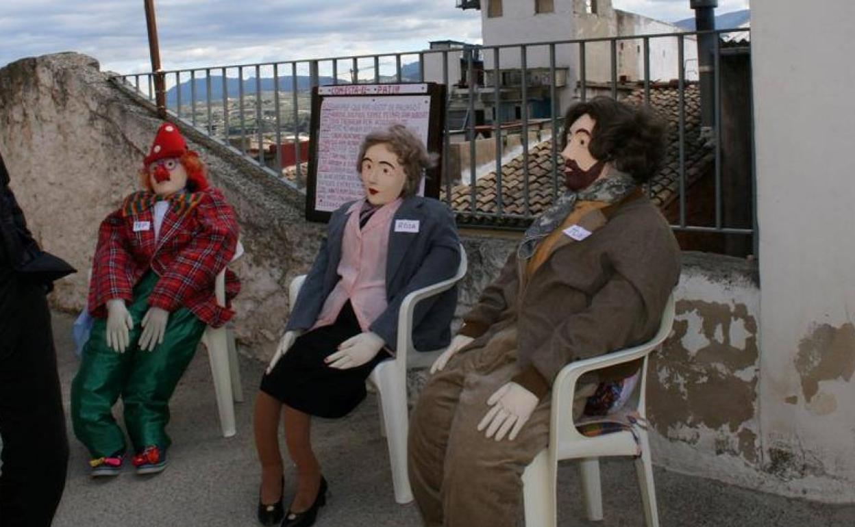 (Archivo) El vecindario elabora muñecos satíricos para conmemorarla festividad. 