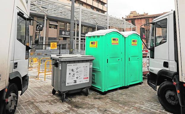 Urinarios, contenedores y camiones en la plaza de Brujas.