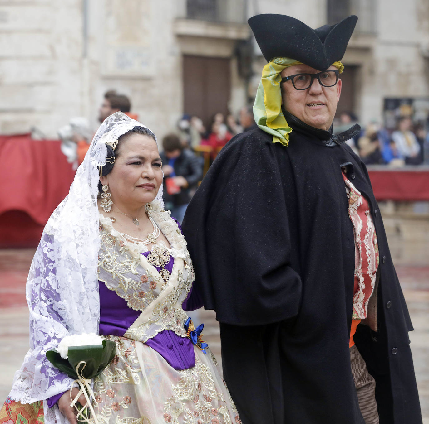 La lluvia no ha podido con el fervor a la Virgen de los Desemperados. La primera jornada de la ofrenda de las Fallas está pasada por agua y protagonizada por las flores y los paraguas, pero nada detiene la ilusión de los falleros de desfilar hasta la Mare de Déu. 