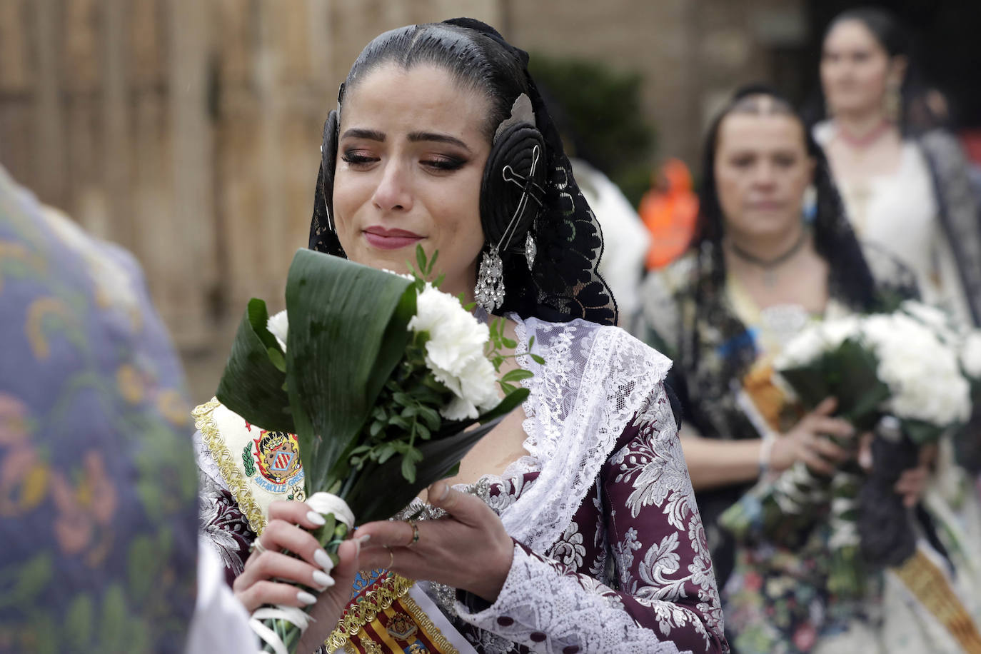 La lluvia no ha podido con el fervor a la Virgen de los Desemperados. La primera jornada de la ofrenda de las Fallas está pasada por agua y protagonizada por las flores y los paraguas, pero nada detiene la ilusión de los falleros de desfilar hasta la Mare de Déu. 