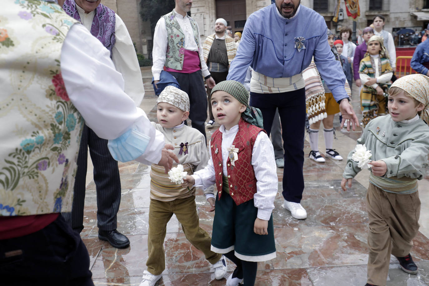 La lluvia no ha podido con el fervor a la Virgen de los Desemperados. La primera jornada de la ofrenda de las Fallas está pasada por agua y protagonizada por las flores y los paraguas, pero nada detiene la ilusión de los falleros de desfilar hasta la Mare de Déu. 