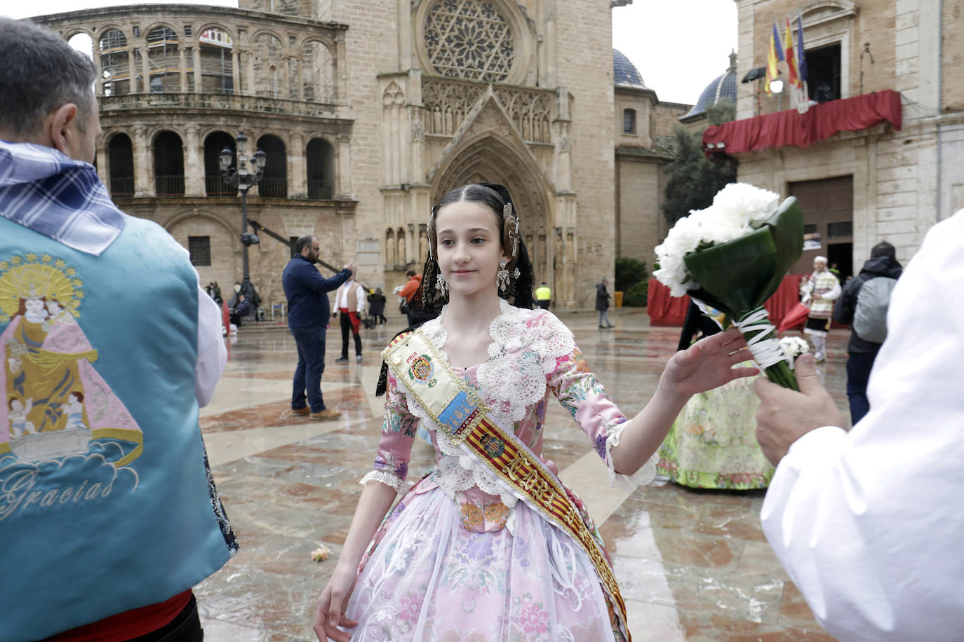 La lluvia no ha podido con el fervor a la Virgen de los Desemperados. La primera jornada de la ofrenda de las Fallas está pasada por agua y protagonizada por las flores y los paraguas, pero nada detiene la ilusión de los falleros de desfilar hasta la Mare de Déu. 