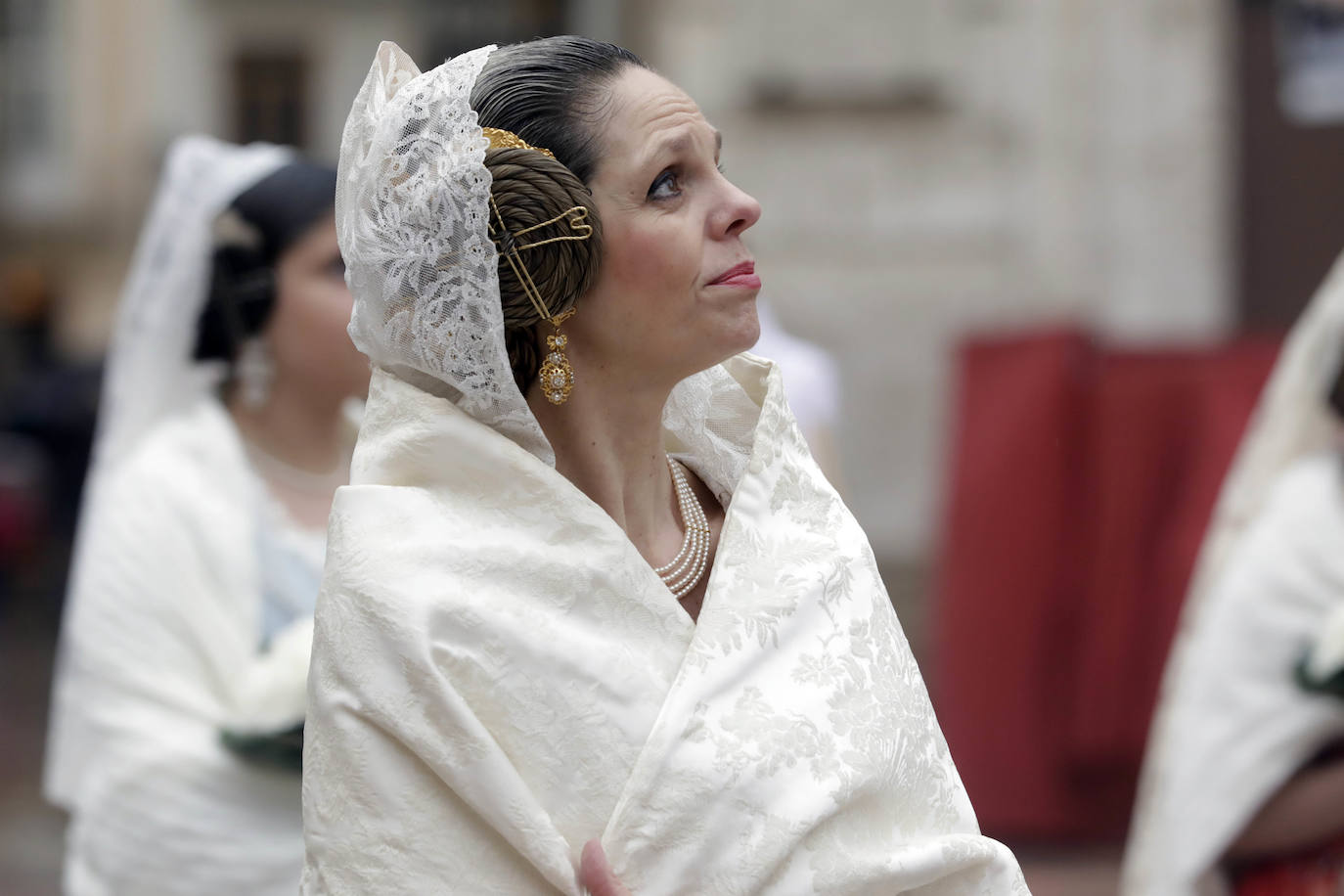 La lluvia no ha podido con el fervor a la Virgen de los Desemperados. La primera jornada de la ofrenda de las Fallas está pasada por agua y protagonizada por las flores y los paraguas, pero nada detiene la ilusión de los falleros de desfilar hasta la Mare de Déu. 