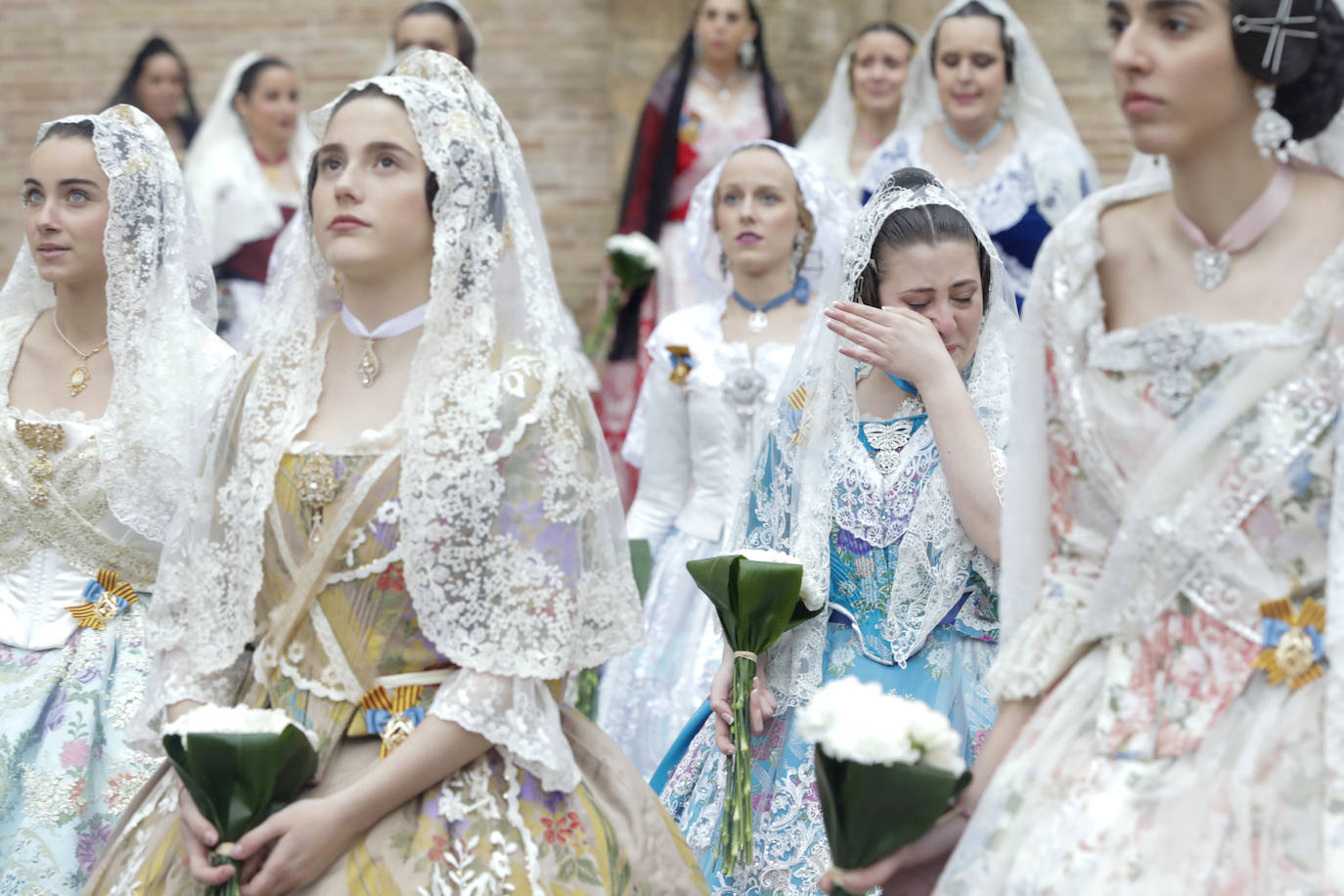 La lluvia no ha podido con el fervor a la Virgen de los Desemperados. La primera jornada de la ofrenda de las Fallas está pasada por agua y protagonizada por las flores y los paraguas, pero nada detiene la ilusión de los falleros de desfilar hasta la Mare de Déu. 