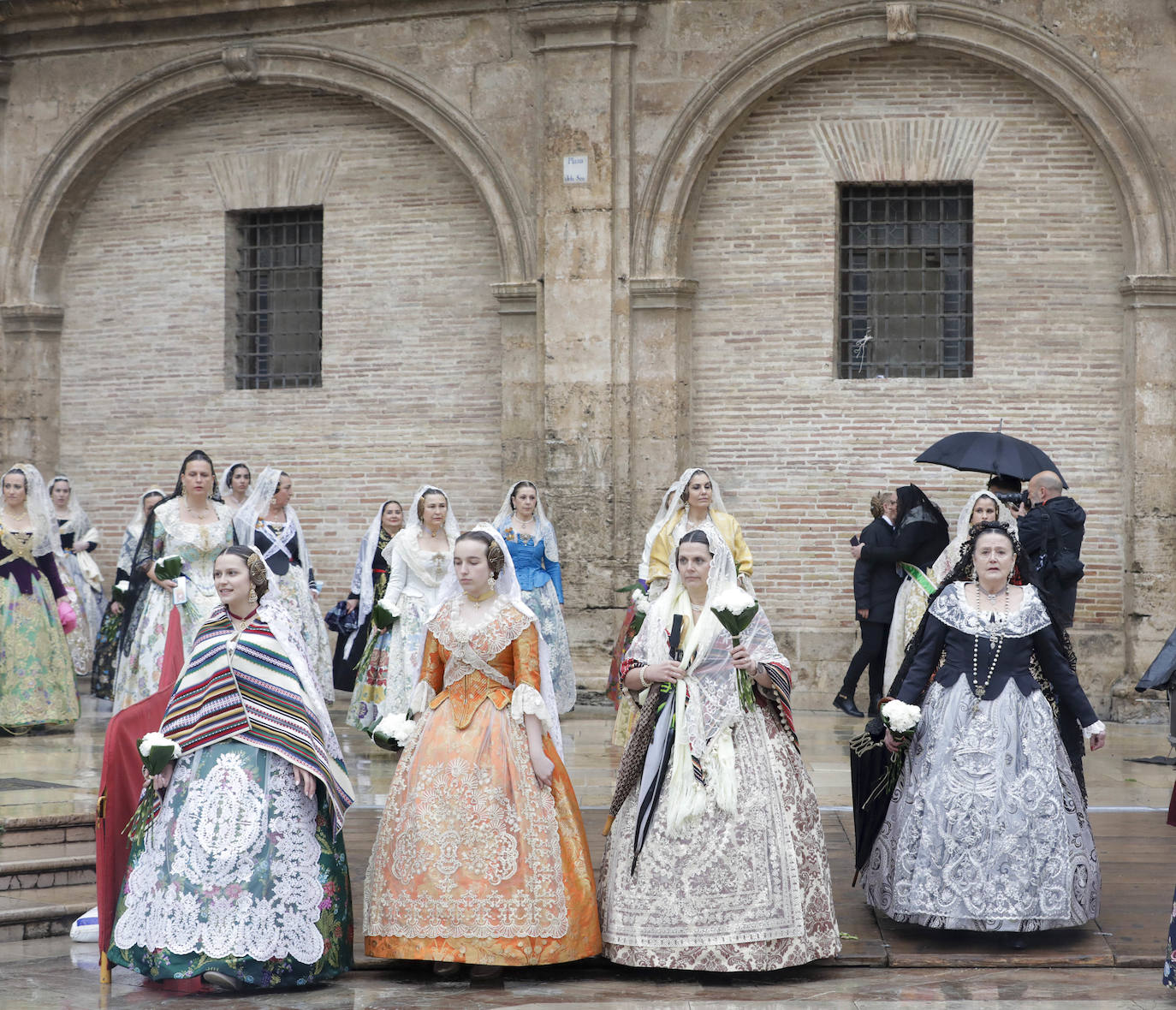 La lluvia no ha podido con el fervor a la Virgen de los Desemperados. La primera jornada de la ofrenda de las Fallas está pasada por agua y protagonizada por las flores y los paraguas, pero nada detiene la ilusión de los falleros de desfilar hasta la Mare de Déu. 