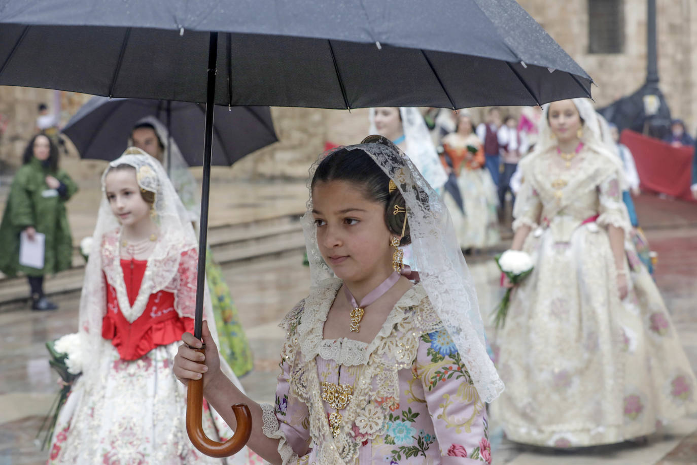 La lluvia no ha podido con el fervor a la Virgen de los Desemperados. La primera jornada de la ofrenda de las Fallas está pasada por agua y protagonizada por las flores y los paraguas, pero nada detiene la ilusión de los falleros de desfilar hasta la Mare de Déu. 