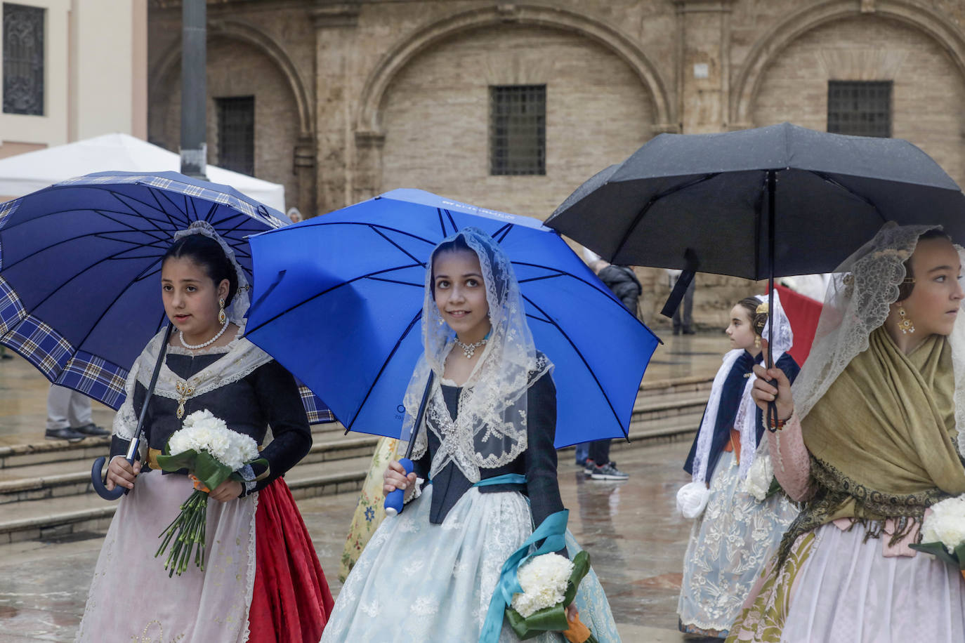 La lluvia no ha podido con el fervor a la Virgen de los Desemperados. La primera jornada de la ofrenda de las Fallas está pasada por agua y protagonizada por las flores y los paraguas, pero nada detiene la ilusión de los falleros de desfilar hasta la Mare de Déu. 