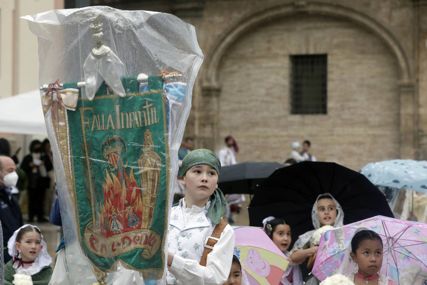 La lluvia no ha podido con el fervor a la Virgen de los Desemperados. La primera jornada de la ofrenda de las Fallas está pasada por agua y protagonizada por las flores y los paraguas, pero nada detiene la ilusión de los falleros de desfilar hasta la Mare de Déu. 