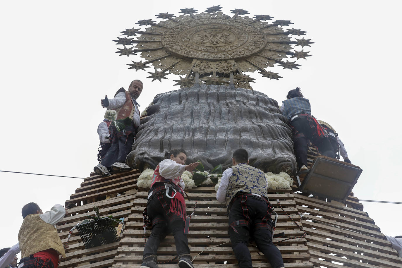 La lluvia no ha podido con el fervor a la Virgen de los Desemperados. La primera jornada de la ofrenda de las Fallas está pasada por agua y protagonizada por las flores y los paraguas, pero nada detiene la ilusión de los falleros de desfilar hasta la Mare de Déu. 