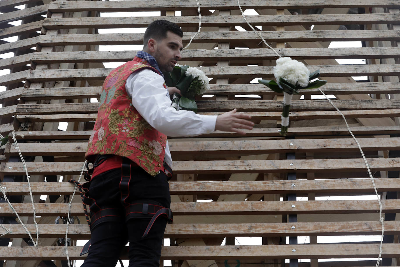 La lluvia no ha podido con el fervor a la Virgen de los Desemperados. La primera jornada de la ofrenda de las Fallas está pasada por agua y protagonizada por las flores y los paraguas, pero nada detiene la ilusión de los falleros de desfilar hasta la Mare de Déu. 