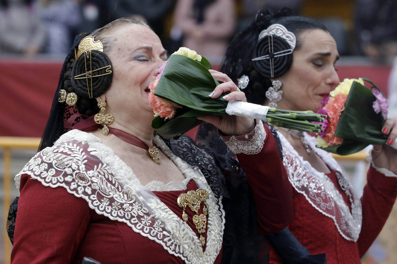 La lluvia no ha podido con el fervor a la Virgen de los Desemperados. La primera jornada de la ofrenda de las Fallas está pasada por agua y protagonizada por las flores y los paraguas, pero nada detiene la ilusión de los falleros de desfilar hasta la Mare de Déu. 