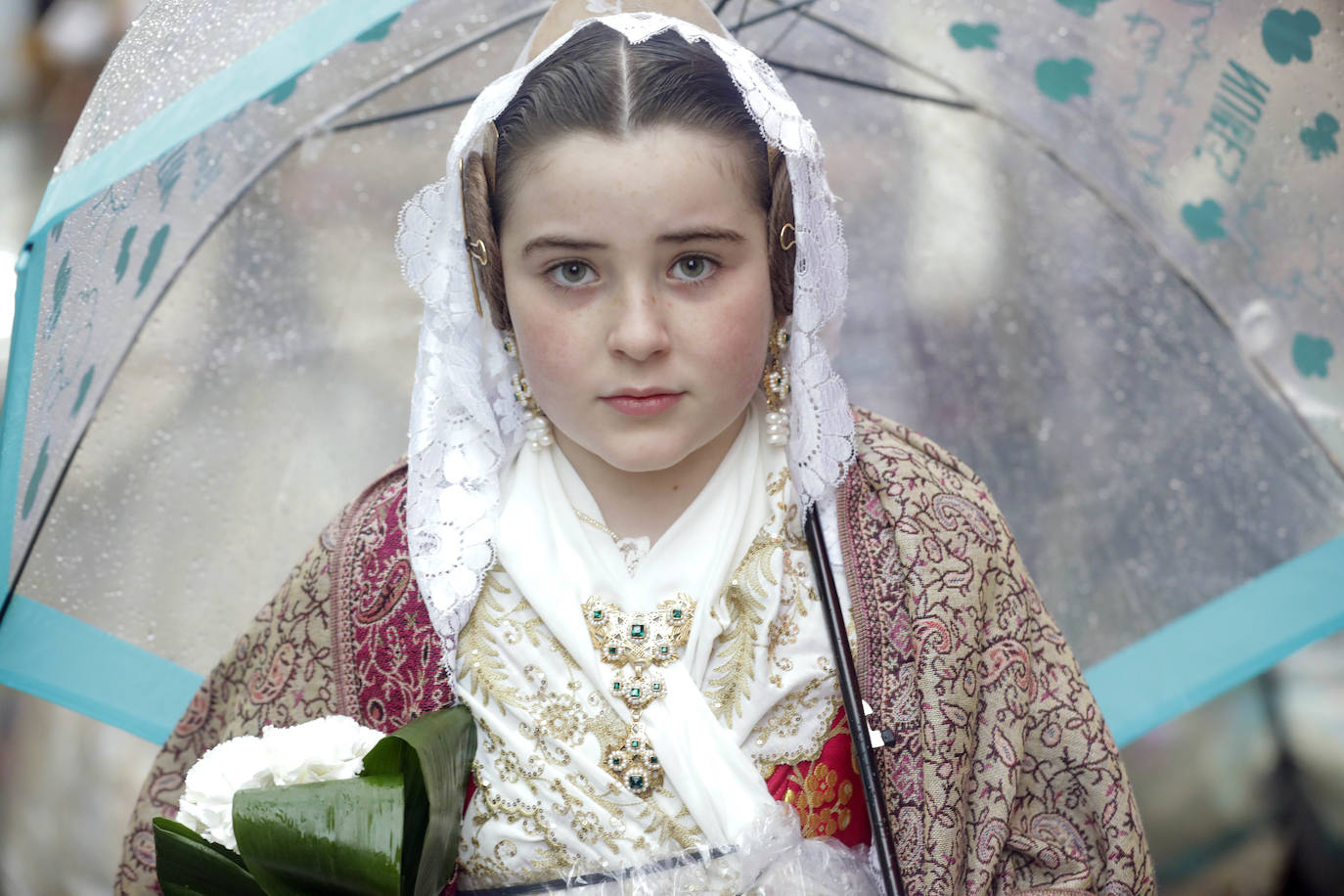 La lluvia no ha podido con el fervor a la Virgen de los Desemperados. La primera jornada de la ofrenda de las Fallas está pasada por agua y protagonizada por las flores y los paraguas, pero nada detiene la ilusión de los falleros de desfilar hasta la Mare de Déu. 