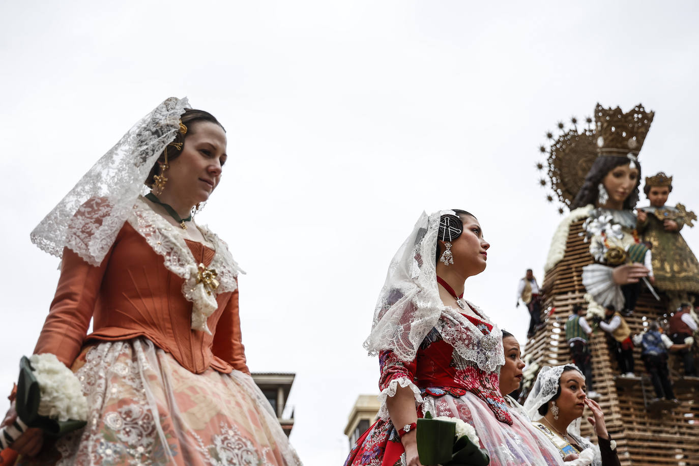 La lluvia no ha podido con el fervor a la Virgen de los Desemperados. La primera jornada de la ofrenda de las Fallas está pasada por agua y protagonizada por las flores y los paraguas, pero nada detiene la ilusión de los falleros de desfilar hasta la Mare de Déu. 