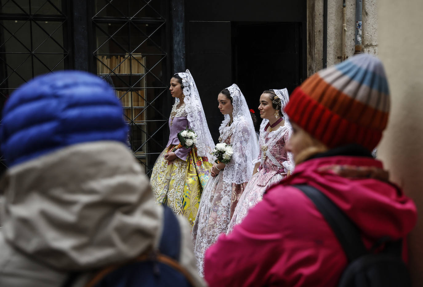 La lluvia no ha podido con el fervor a la Virgen de los Desemperados. La primera jornada de la ofrenda de las Fallas está pasada por agua y protagonizada por las flores y los paraguas, pero nada detiene la ilusión de los falleros de desfilar hasta la Mare de Déu. 