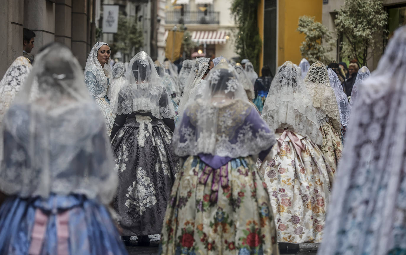 La lluvia no ha podido con el fervor a la Virgen de los Desemperados. La primera jornada de la ofrenda de las Fallas está pasada por agua y protagonizada por las flores y los paraguas, pero nada detiene la ilusión de los falleros de desfilar hasta la Mare de Déu. 