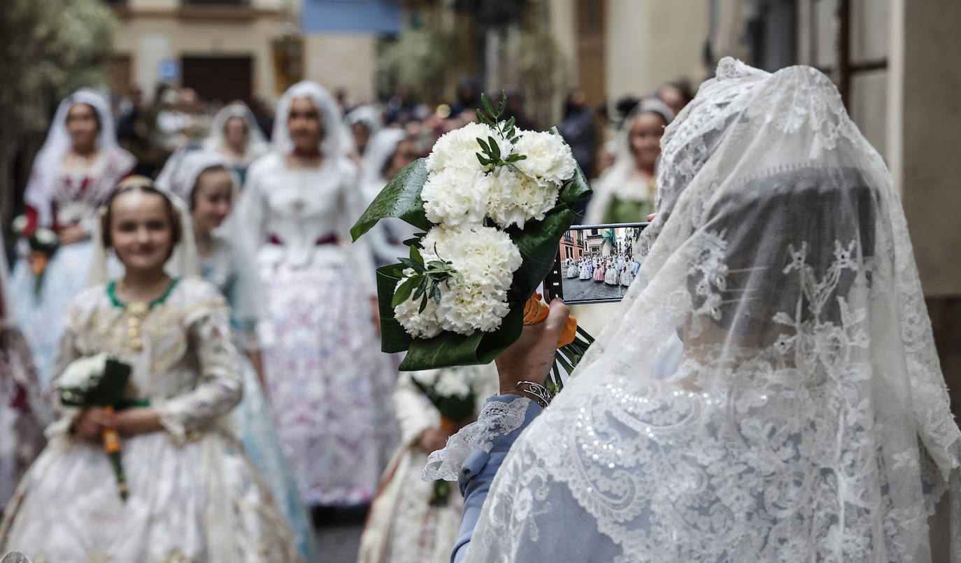 La lluvia no ha podido con el fervor a la Virgen de los Desemperados. La primera jornada de la ofrenda de las Fallas está pasada por agua y protagonizada por las flores y los paraguas, pero nada detiene la ilusión de los falleros de desfilar hasta la Mare de Déu. 