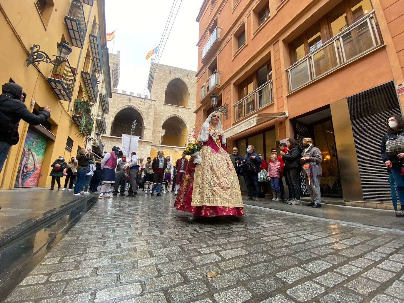 La lluvia no ha podido con el fervor a la Virgen de los Desemperados. La primera jornada de la ofrenda de las Fallas está pasada por agua y protagonizada por las flores y los paraguas, pero nada detiene la ilusión de los falleros de desfilar hasta la Mare de Déu. 