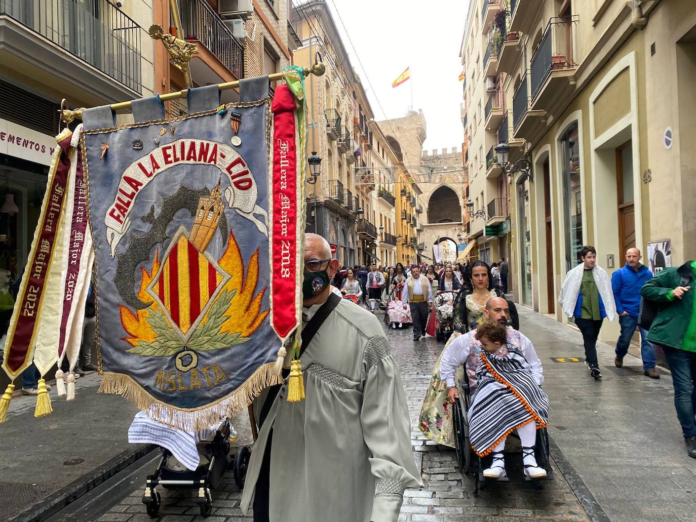 La lluvia no ha podido con el fervor a la Virgen de los Desemperados. La primera jornada de la ofrenda de las Fallas está pasada por agua y protagonizada por las flores y los paraguas, pero nada detiene la ilusión de los falleros de desfilar hasta la Mare de Déu. 