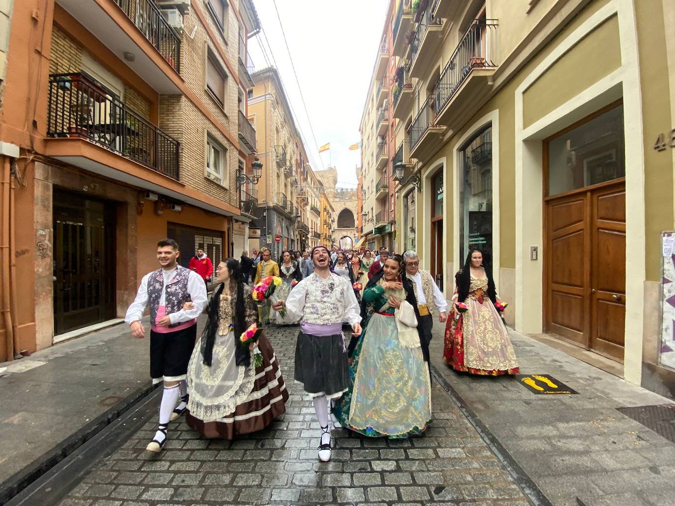 La lluvia no ha podido con el fervor a la Virgen de los Desemperados. La primera jornada de la ofrenda de las Fallas está pasada por agua y protagonizada por las flores y los paraguas, pero nada detiene la ilusión de los falleros de desfilar hasta la Mare de Déu. 