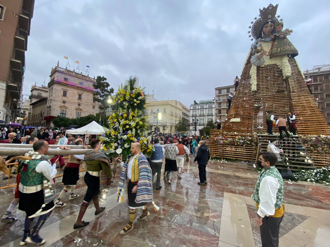 La lluvia no ha podido con el fervor a la Virgen de los Desemperados. La primera jornada de la ofrenda de las Fallas está pasada por agua y protagonizada por las flores y los paraguas, pero nada detiene la ilusión de los falleros de desfilar hasta la Mare de Déu. 