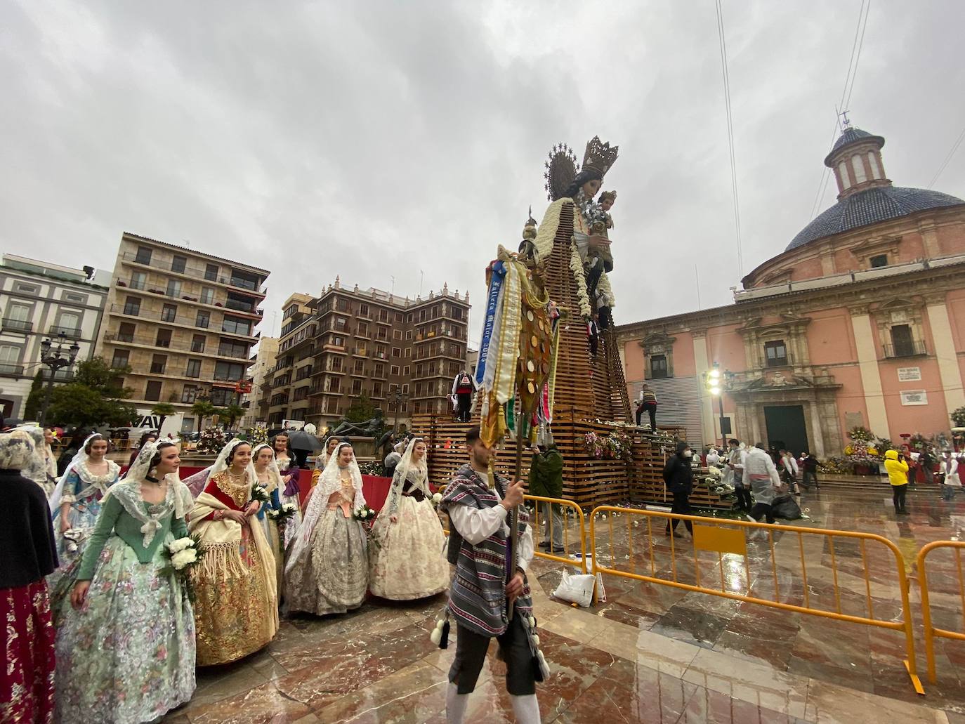 La lluvia no ha podido con el fervor a la Virgen de los Desemperados. La primera jornada de la ofrenda de las Fallas está pasada por agua y protagonizada por las flores y los paraguas, pero nada detiene la ilusión de los falleros de desfilar hasta la Mare de Déu. 