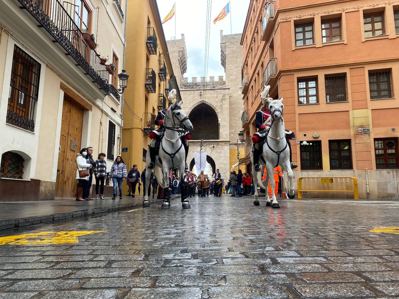 La lluvia no ha podido con el fervor a la Virgen de los Desemperados. La primera jornada de la ofrenda de las Fallas está pasada por agua y protagonizada por las flores y los paraguas, pero nada detiene la ilusión de los falleros de desfilar hasta la Mare de Déu. 