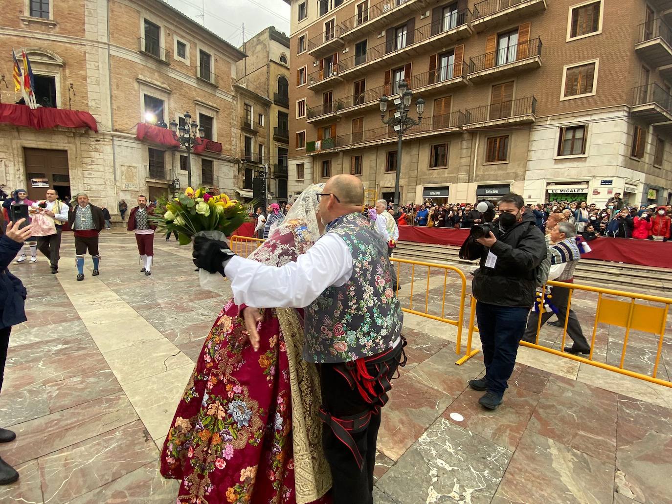 La lluvia no ha podido con el fervor a la Virgen de los Desemperados. La primera jornada de la ofrenda de las Fallas está pasada por agua y protagonizada por las flores y los paraguas, pero nada detiene la ilusión de los falleros de desfilar hasta la Mare de Déu. 