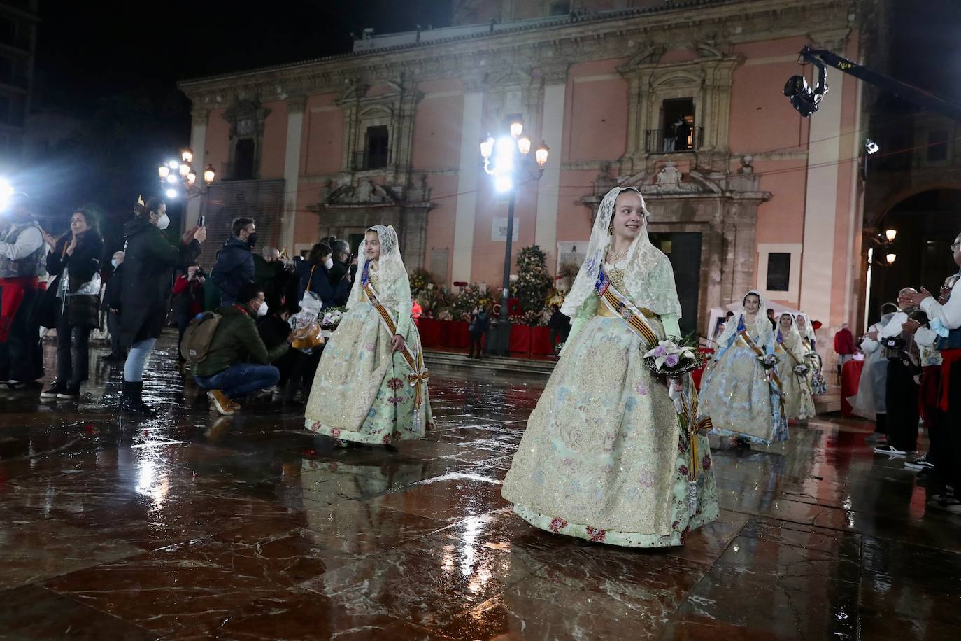 La fallera mayor infantil de Valencia, pasa ante la imagen de la Virgen. 