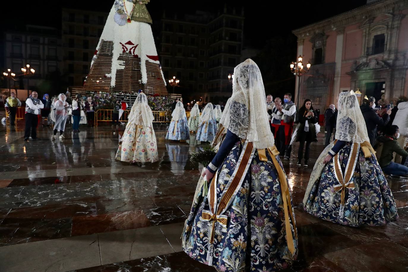 La fallera mayor infantil de Valencia, pasa ante la imagen de la Virgen. 