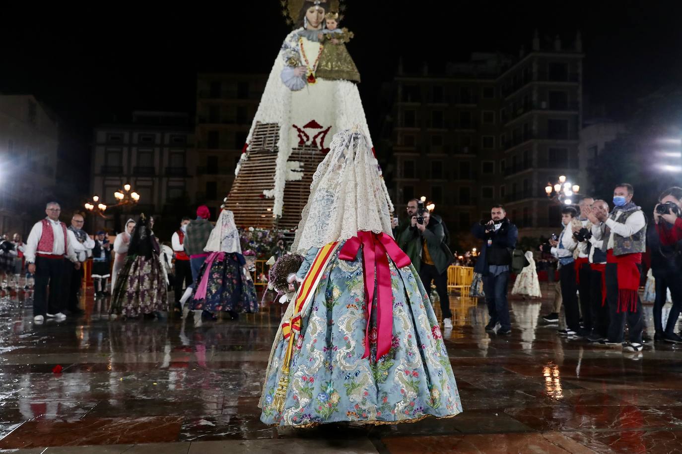 La fallera mayor infantil de Valencia, pasa ante la imagen de la Virgen. 