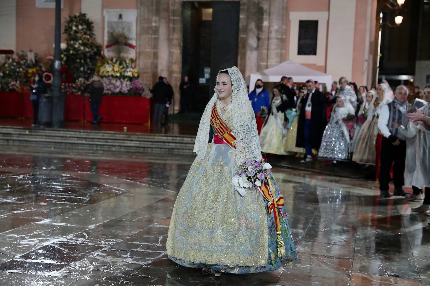 La fallera mayor infantil de Valencia, pasa ante la imagen de la Virgen. 