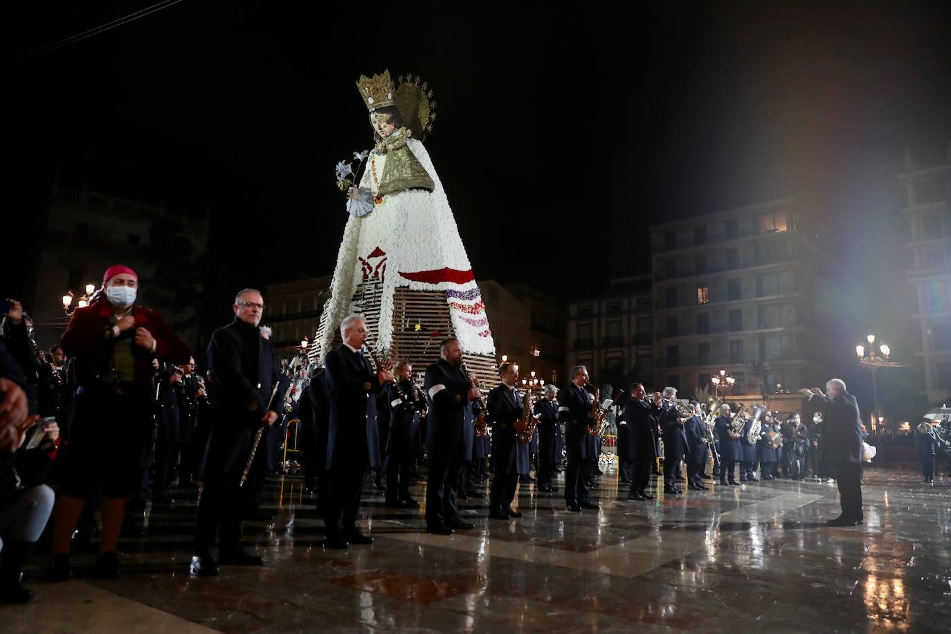 La fallera mayor infantil de Valencia, pasa ante la imagen de la Virgen. 