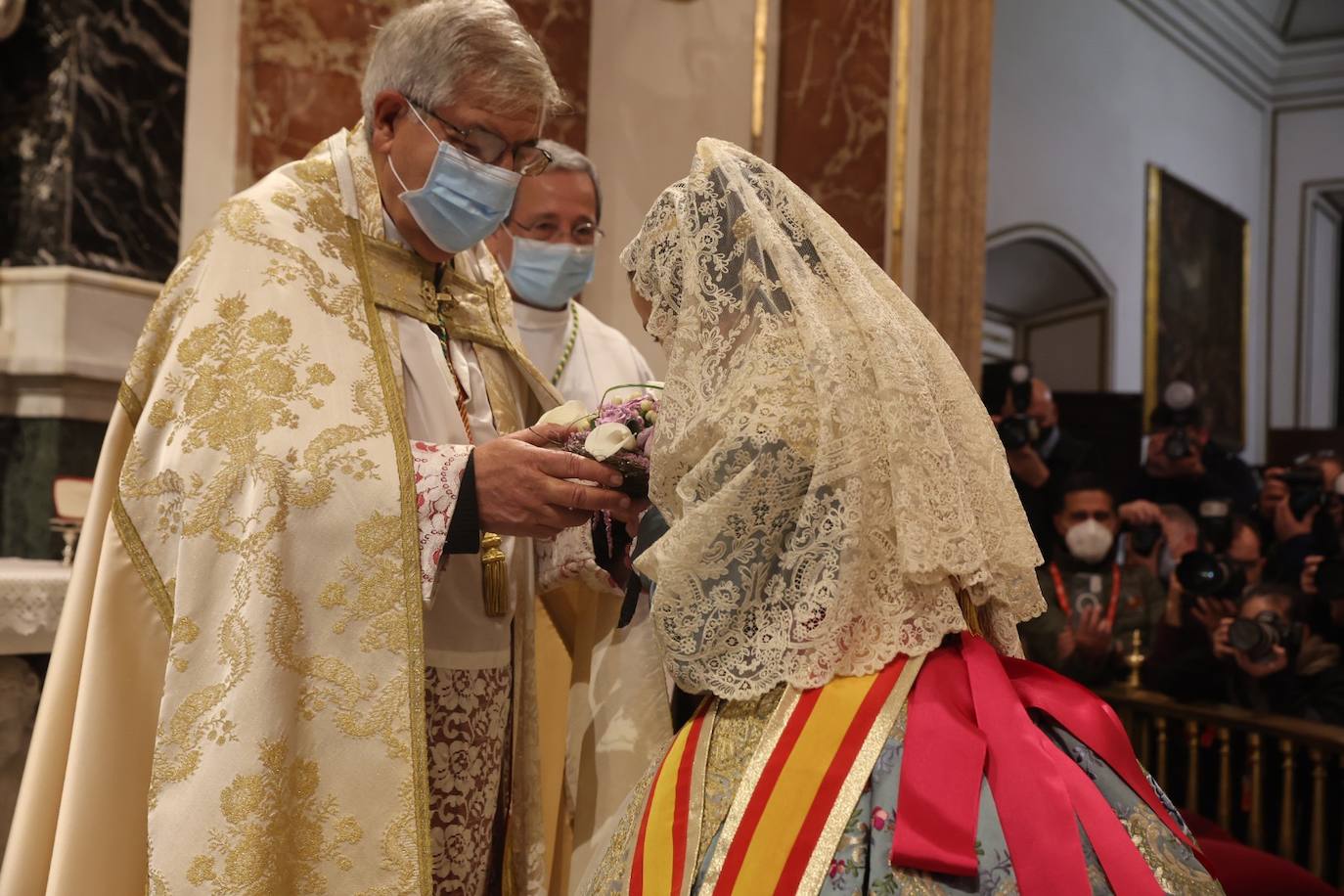 La fallera mayor infantil de Valencia, pasa ante la imagen de la Virgen. 